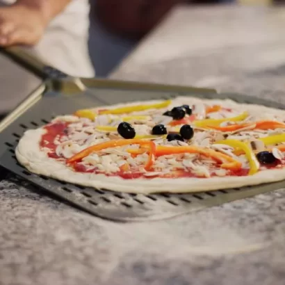 Лопата за пица Голд изработена од алуминиум со дупчиња - Image 3