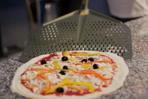 Лопата за пица Голд изработена од алуминиум со дупчиња - Image 2