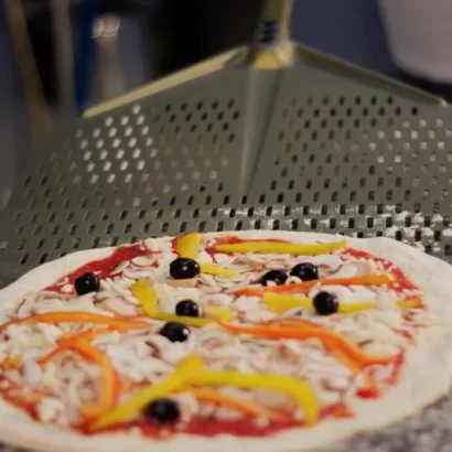 Лопата за пица Голд изработена од алуминиум со дупчиња - Image 2